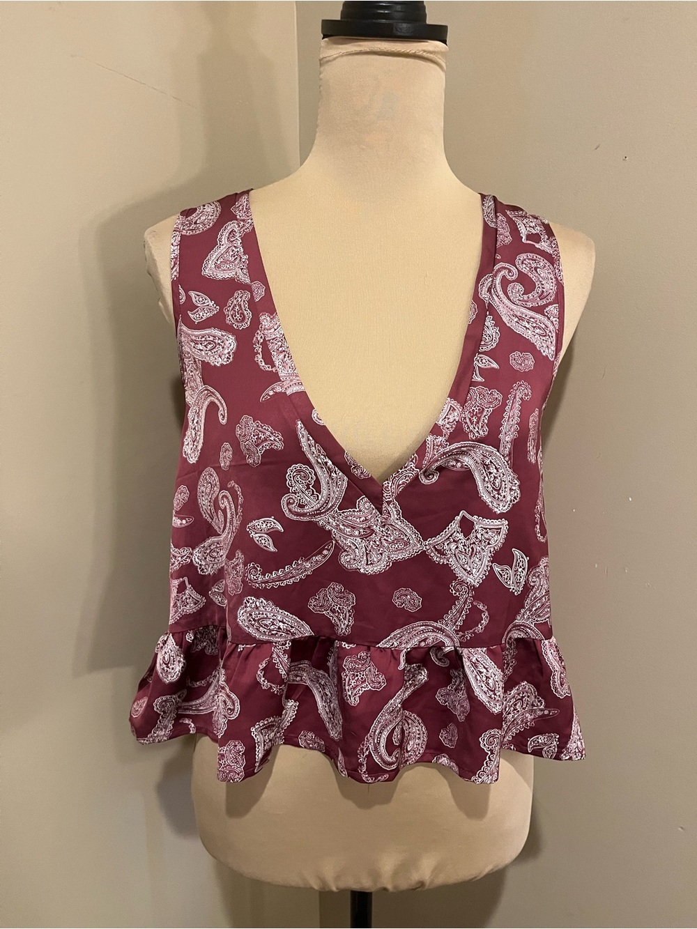 Honey Punch Burgundy Paisley V-Neck Peplum Sleeveless Crop, size Medium